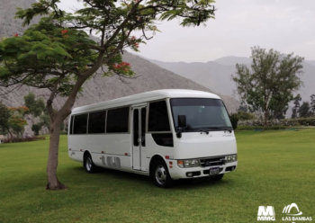 MINI BUS MITSUBISHI FUSO ROSA AÑO 2020 32 PASAJEROS PRECIO S/. 114,000.00 Soles - Image 3